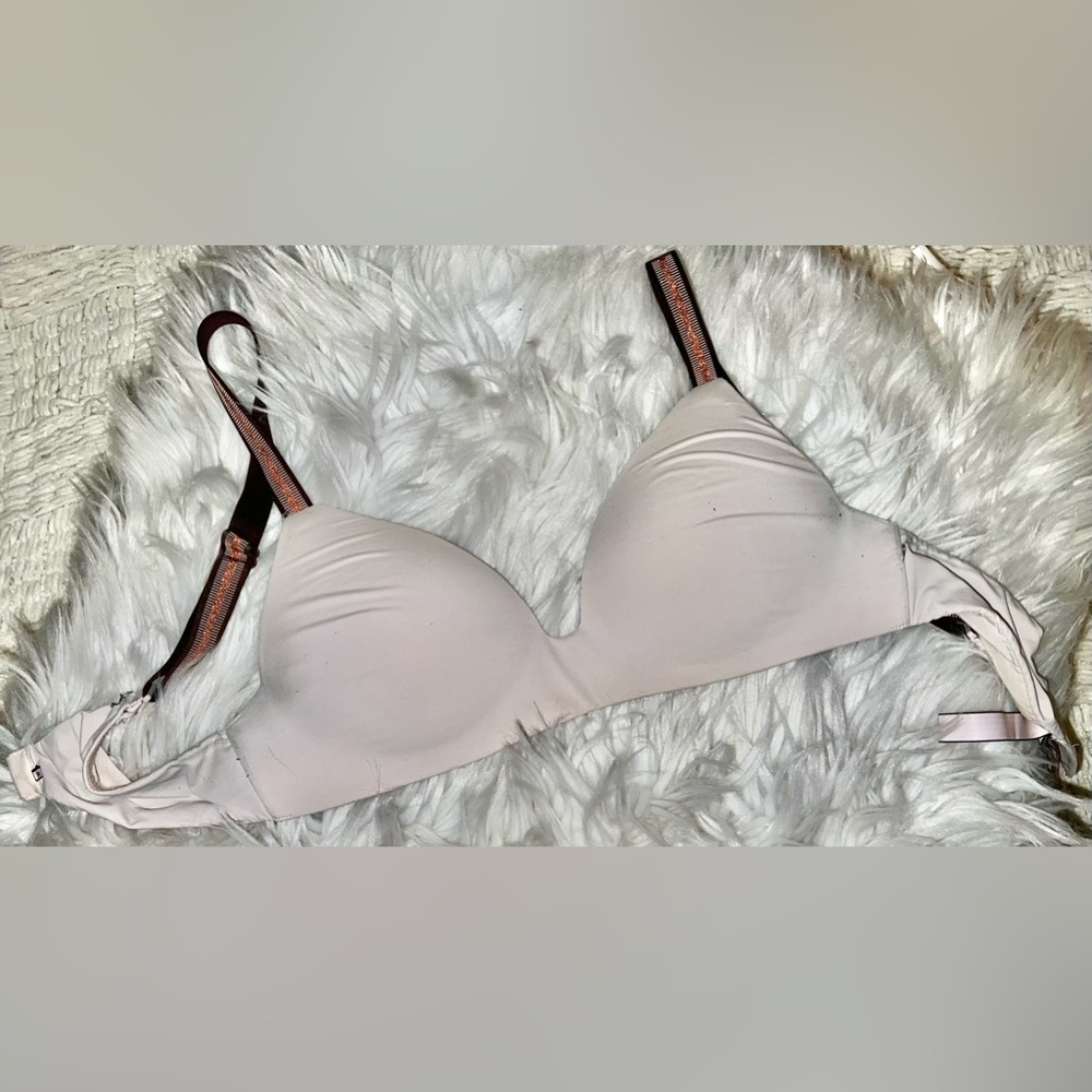 Nude T-Shirt bra by Victoria Secret in size 32B. Wireless!